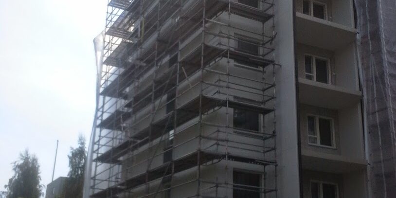 KERROSTALO SAASUOJAN PURKU ALKAMASSA TUULETTUVA LEVYRAPPAUS VALMIS